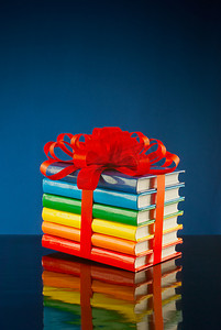 一堆用红丝带绑起来的彩色书籍