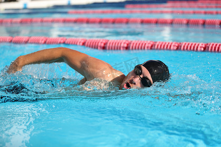 游泳比赛游泳运动员在游泳池里做爬行动作。