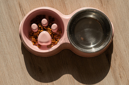 狗粮食摄影照片_慢喂双碗，狗狗一碗水。
