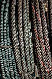 商店库存的线圈大钢丝绳吊索或电缆吊索卷筒的特写。