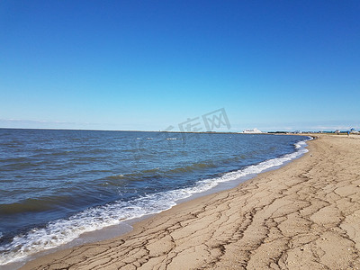 x展架易拉宝摄影照片_特拉华州海滩上的海藻、沙子、水和渡轮