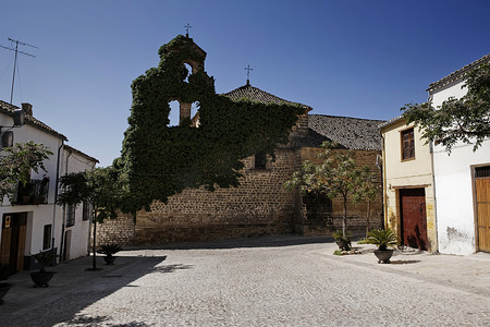 西班牙安达卢西亚哈恩省世界遗产乌韦达的圣洛伦佐教堂立面，附在墙上，毗邻格拉纳达门
