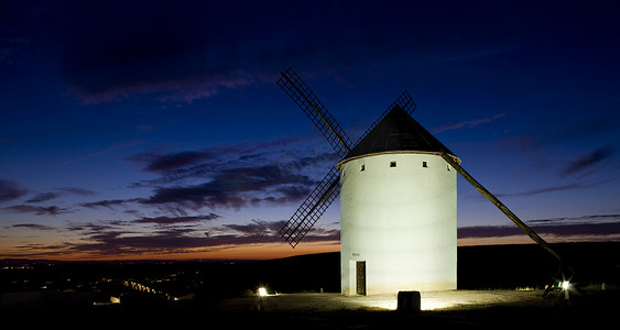 曼城摄影照片_晚上的风车，Campo de Criptana，卡斯蒂利亚-拉曼恰，西班牙