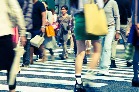 过马路的人群摄影照片_日本原宿过马路的游客和商人
