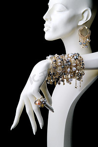 珠宝吊坠手绘摄影照片_模特与珠宝戒指手链和耳环