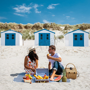在荷兰特塞尔海滩野餐，夫妇在特塞尔海滩野餐