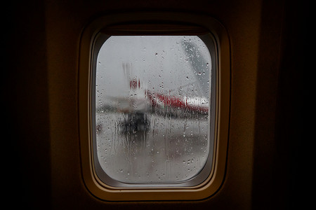 飞机窗玻璃上的雨滴