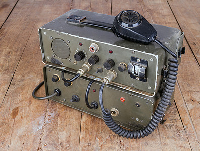 老收音机摄影照片_在木桌上的老业余业余无线电