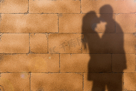 亲吻墙上的影子