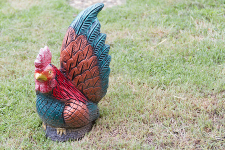 雕塑公鸡站在花园里