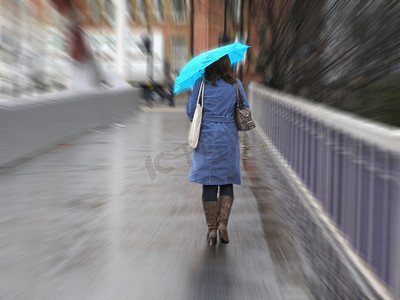 伦敦躲雨摄影照片_雨中的女孩