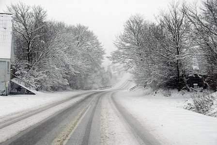 公路运输摄影照片_冬季暴风雪