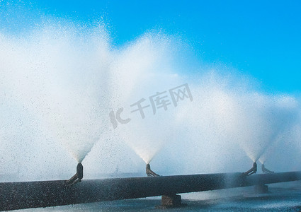 热电厂摄影照片_来自热电厂冷却水管道系统的喷泉。