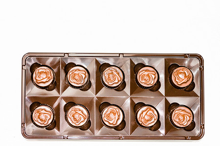 盒子里有各种美味的巧克力果仁糖。