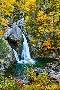 黄色秋叶环绕的令人惊叹的纽约州北部瀑布