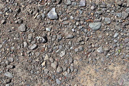 砾石地上鹅卵石和石头的详细特写视图