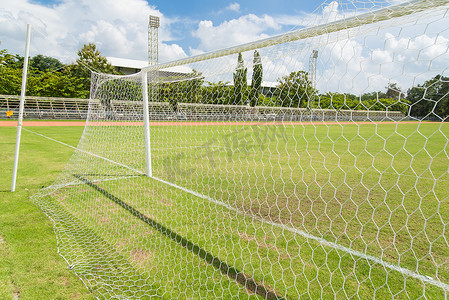足球场草地上的足球球门网