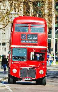标志性的红色双层巴士在伦敦