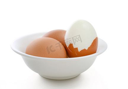 煮熟的鸡蛋摄影照片_水煮蛋