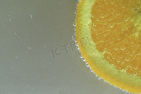 新鲜的橙色切片特写镜头在白色背景的。