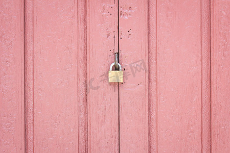 锁在淡红色木门中间
