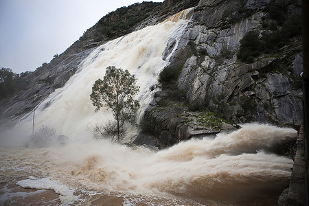 出水素果摄影照片_Jandula 水库，在几个月的雨后排出水，哈恩，安达卢西亚，西班牙