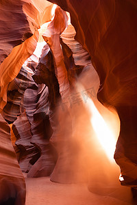 阳光穿过裂缝砂岩岩石羚羊槽峡谷