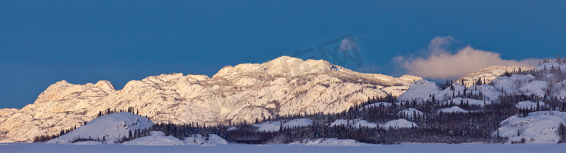 多雪的冬天山脉育空加拿大全景