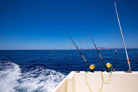 伊维萨岛渔船拖钓杆和卷轴在蓝色的大海