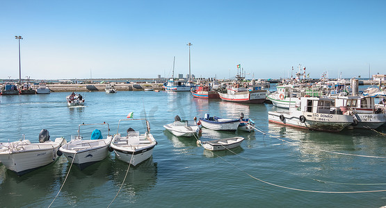 钓鱼船摄影照片_葡萄牙塞图巴尔渔港及其渔船的景色