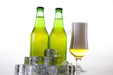 冰镇啤酒瓶，明亮充满活力的酒精主题