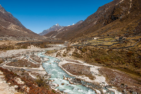 喜马拉雅山的村庄和干涸的河流