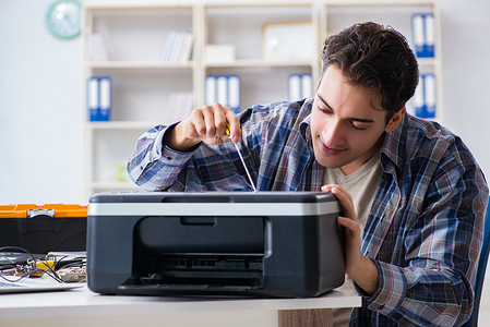 打印机摄影照片_修理残破的打印机传真机的硬件修理工