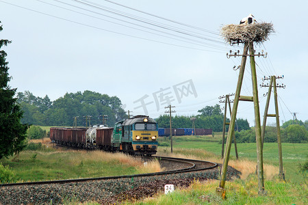 货运铁路摄影照片_带货运列车的乡村景观