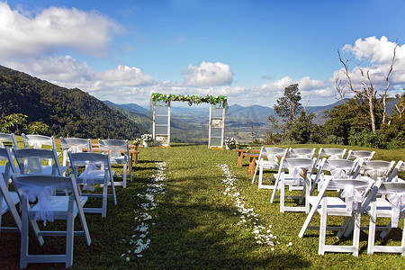 户外活动场地摄影照片_浪漫的户外山顶结婚典礼场地，视野开阔