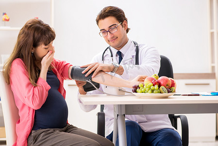 医院就诊摄影照片_孕妇就诊讨论健康饮食
