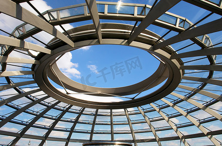 牛运冲天摄影照片_Reichstag（德国议会大楼）的冲天炉穹顶图案