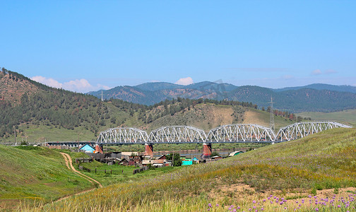 在铁路桥梁和山风景的风景。