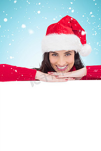 戴着圣诞帽的黑发美女对着镜头微笑的合成图像