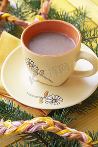 橙色木板上橙色杯子里的圣诞热巧克力