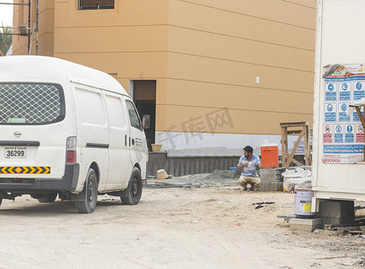 阿联酋迪拜 — 12 22 2021 — 建筑工地小巴饮用水司机