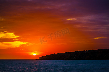 日落大海摄影照片_紫色和橙色的日落