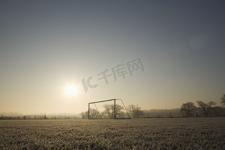 寒冷的冬日清晨，空荡荡的足球场和球门