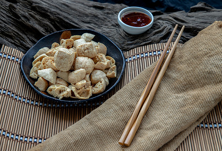 脆皮豆腐摄影照片_油炸脆皮豆腐或炸豆腐配糖醋辣酱。