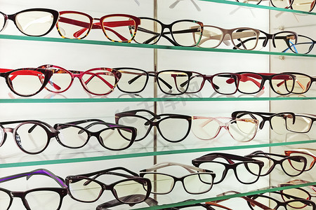 眼镜店陈列的眼镜框