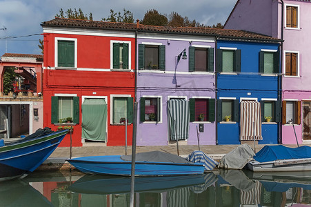 布拉诺岛上色彩缤纷的房屋和运河