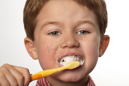 刷牙的小男孩