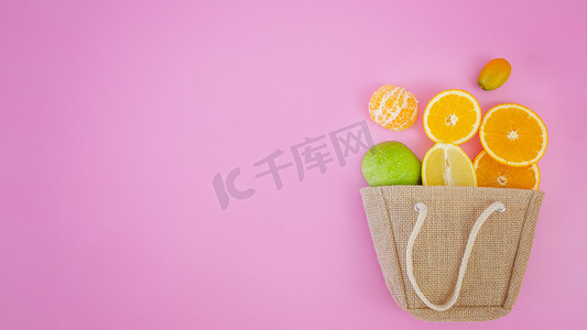 柠檬金橘摄影照片_带复制空间的购物袋中的新鲜水果