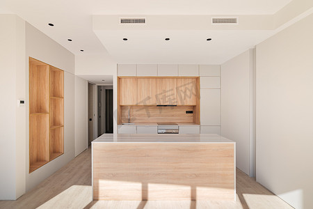 带橱柜设计内饰的轻型模块化厨房，采用白色和浅棕色制成。