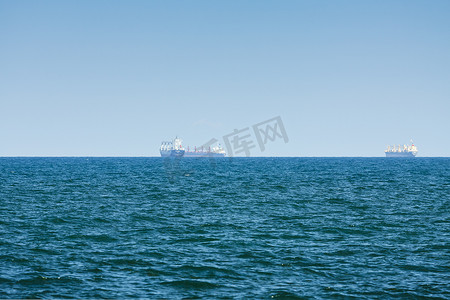 大海上的货船摄影照片_海上大型货船